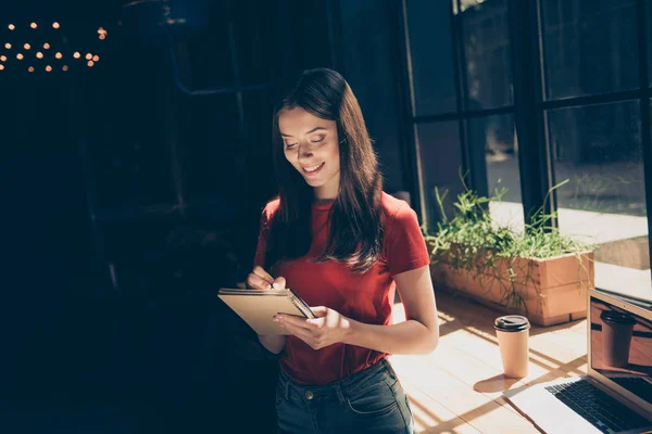 Atraente Agradável Sorridente Jovem Estudante Freelancer Vestindo Casual Cafetaria Trabalhando — Fotografia de Stock