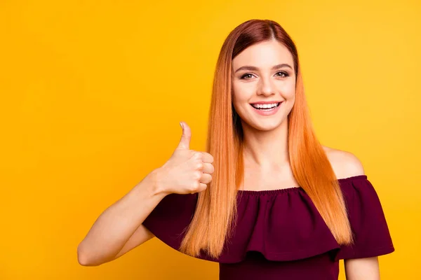 Menina encantadora em roupas casuais mostra polegares para cima e sorri looki — Fotografia de Stock