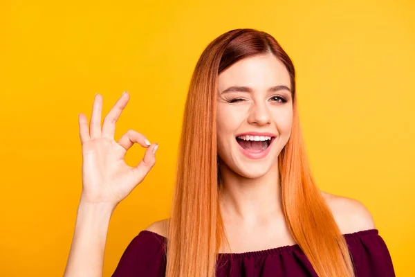 Menina engraçada e alegre mostra sinal ok e pisca olhando para a câmera — Fotografia de Stock