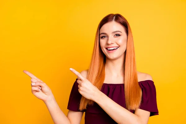 Tutup potret wanita muda tertawa riang menunjukkan oleh — Stok Foto