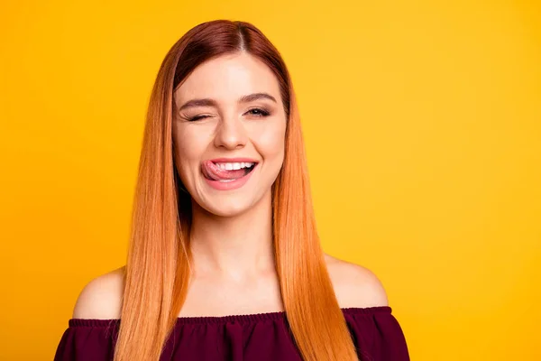 Bonito Jovem Menina Bonita Sorrindo Piscando Mostrando Língua Olhando Para — Fotografia de Stock