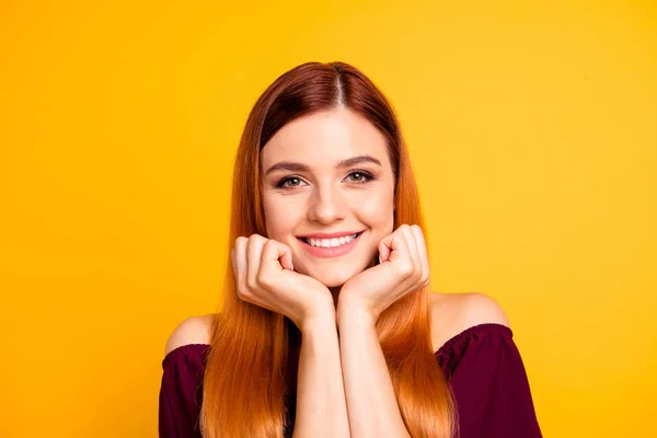 Retrato de vermelho de cabelos lisos atraente bonito agradável feliz smili — Fotografia de Stock