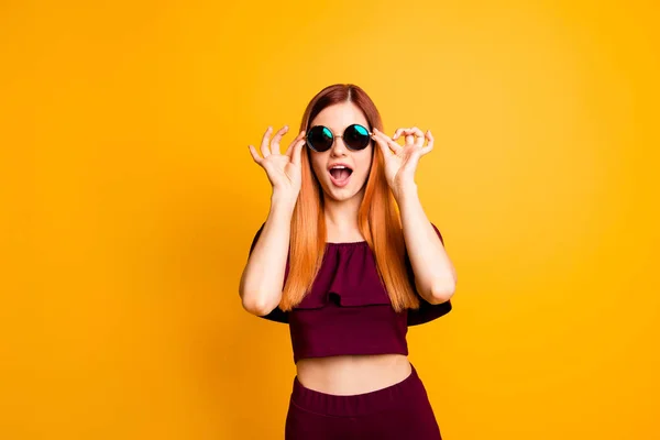 I can not believe it The girl holds the glasses with both hands — Stock Photo, Image