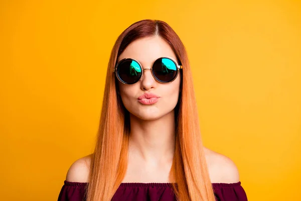 Porträtt av röda raka-haired attraktiva söt trevlig ung tjej, — Stockfoto