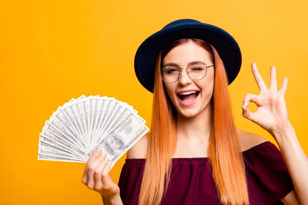 Charming and adorable young woman in hat and glasses looks at ca — Stock Photo, Image