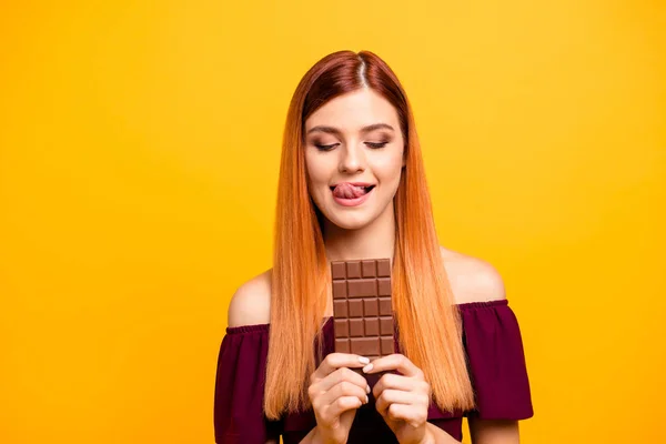 黄色の分離、チョコレート ・ バーを保持する赤毛の少女 — ストック写真