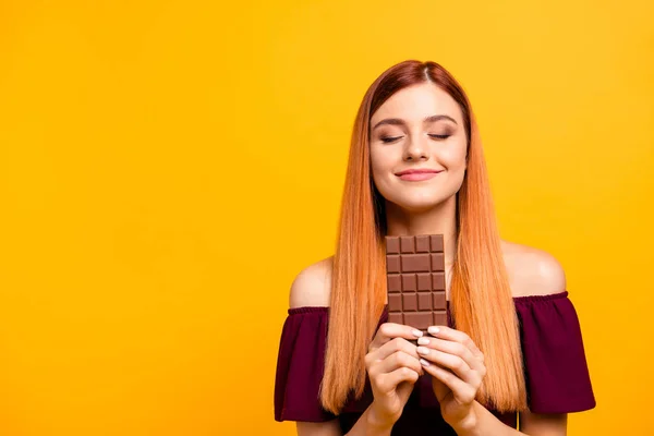 Leuk roodharige jonge vrouw met plezier en dromerige houdt een — Stockfoto