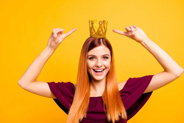 Retrato de vermelho de cabelos lisos bela menina feliz, desgaste — Fotografia de Stock