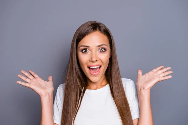 De cerca retrato de cabello castaño magnífico glamoroso agradable sorprendido — Foto de Stock