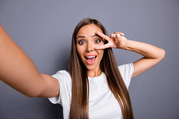 Autorretrato de cabello castaño hermoso atractivo agradable sonriente y — Foto de Stock