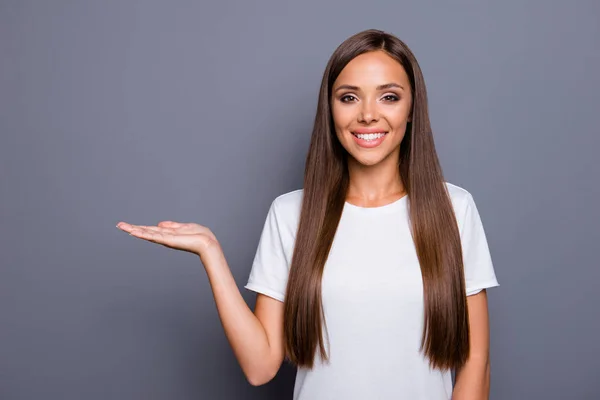 Retrato de cabello castaño hermosa atractiva joven agradable, sh — Foto de Stock