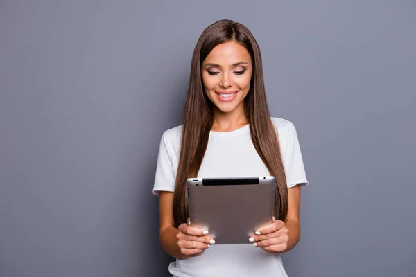 Retrato de mujer bastante encantadora confiada teniendo tableta en han —  Fotos de Stock