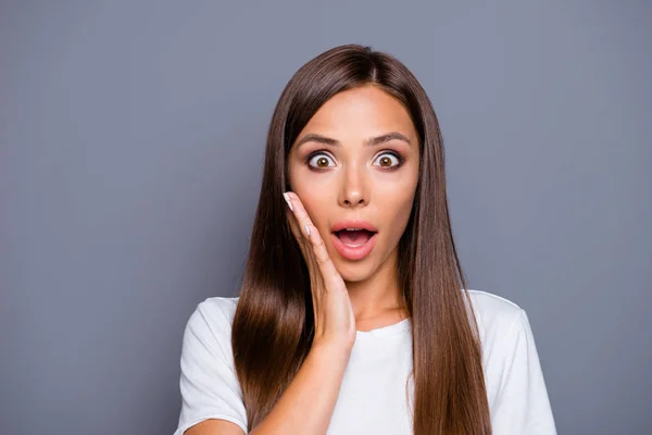 Porträt der braunen Haare wunderschön erstaunt junge Dame zeigt — Stockfoto