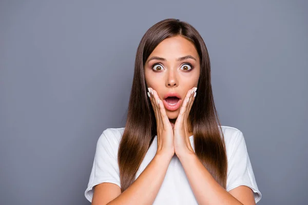 No way close up Porträt eines frustrierten Mädchens mit weit geöffneten Augen Mund hält Handflächen in der Nähe Wangen Blick auf Kamera isoliert auf grauem Hintergrund — Stockfoto