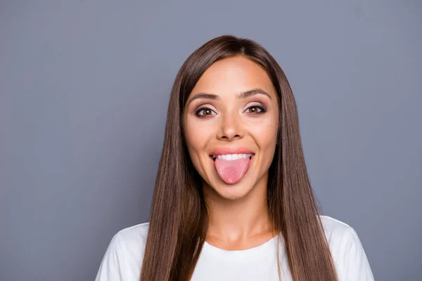 Close up retrato de engraçado jovem mulher mostrando língua e olhar — Fotografia de Stock