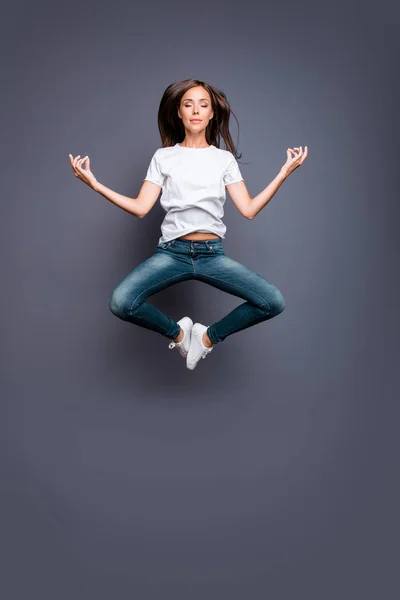Junge brünette Frauen, die Yoga praktizieren, schweben in der Luft. Ruhe g — Stockfoto