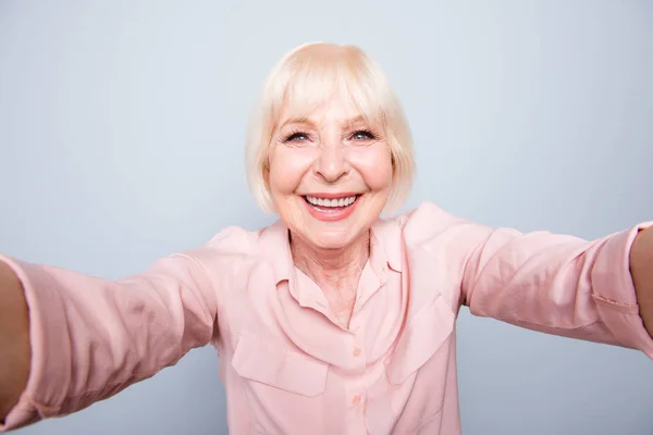 Портрет старої дорослої блондинки радісної веселої білої леді Сміліна — стокове фото