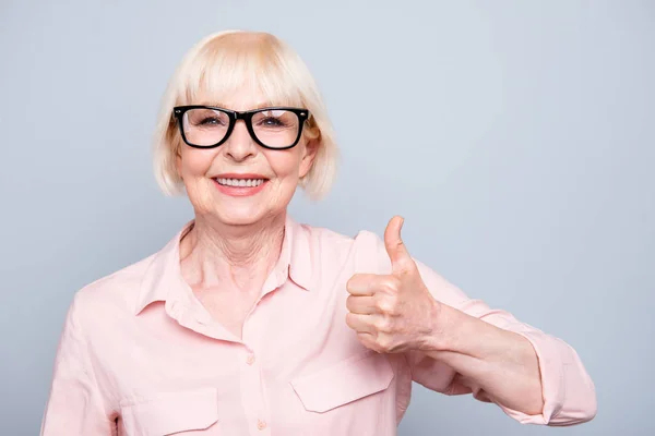 Portret van oude volwassen blonde blij vrolijke Kaukasische dame smilin — Stockfoto