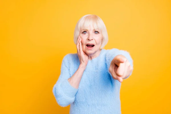 Bang en geschokt oude dame index wijsvinger op de camera — Stockfoto