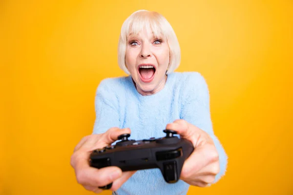 Szőke nagyi tartsa joystick kezét videojáték kab játszani — Stock Fotó