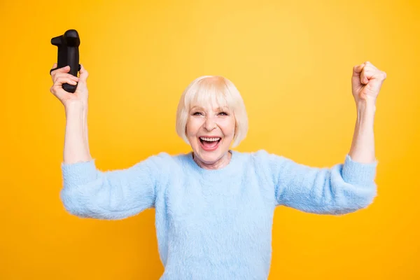 Да, я выиграл игру "Портрет сумасшедшей веселой бабушки празднует" — стоковое фото