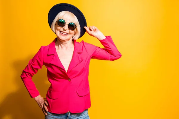 Портрет очаровательной пожилой женщины в красной куртке и шляпе Isola — стоковое фото
