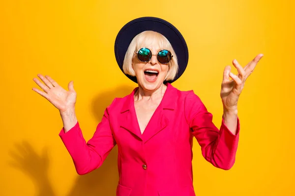 Festa no Retrato de velhinha maravilhada e feliz em chapéu e vermelho — Fotografia de Stock