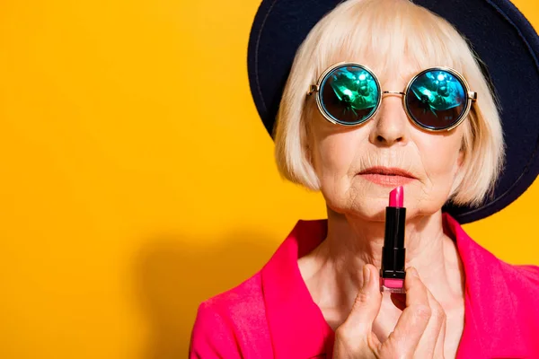 Make-up tijd oma kleuren de lippen houden van rode lippenstift isoleren — Stockfoto
