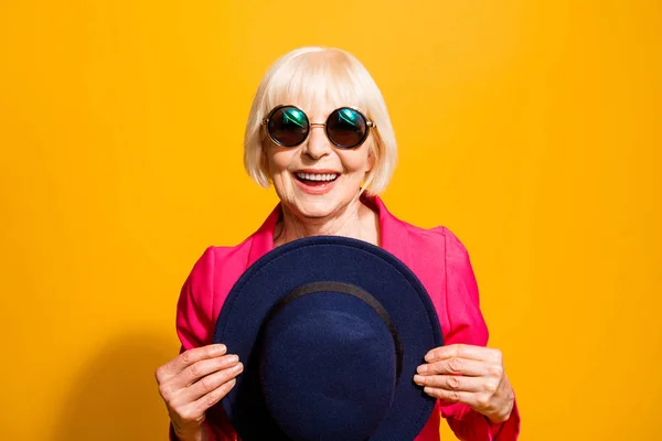 Крупный план портрет бабушки в летних очках держит черную шляпу — стоковое фото