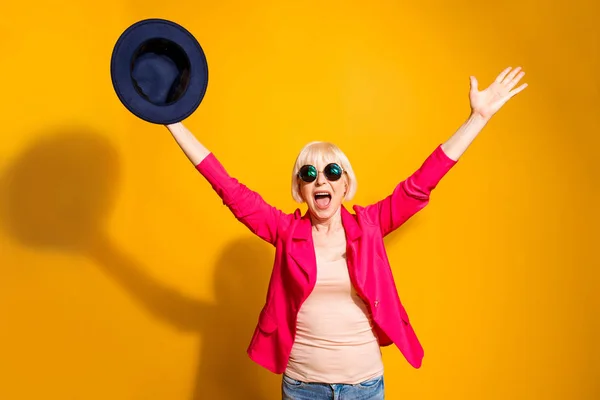 Partij stemming portret van oude vrouw haar armen omhoog wa uitrekken — Stockfoto