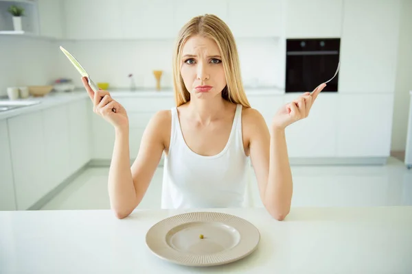 Beleza requer sacrifício Fome sofrimento pessoas pessoa concep — Fotografia de Stock