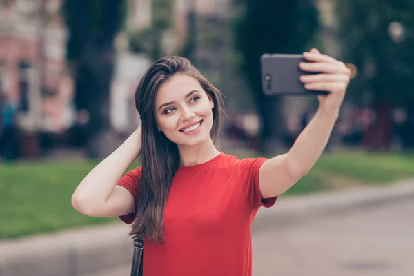 Glatthaarige junge schöne lächelnde Mädchen trägt lässig rot — Stockfoto