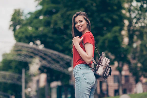 Приятная очаровательная симпатичная улыбчивая девушка с сумкой-мешком — стоковое фото