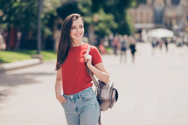 Nice charmante aantrekkelijke schattige jonge vrolijk lachende meisje outdoo — Stockfoto