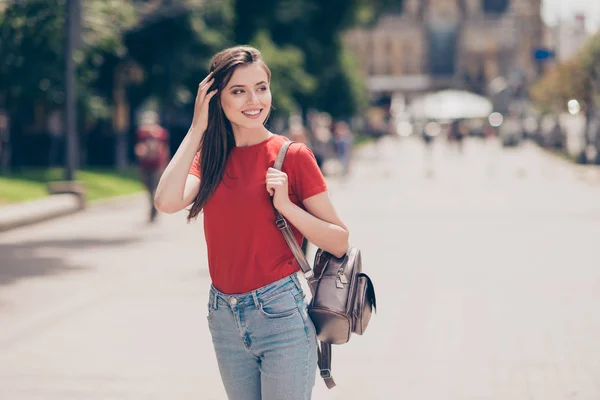 Menina morena atraente com uma mochila foi dar um passeio, olhar — Fotografia de Stock