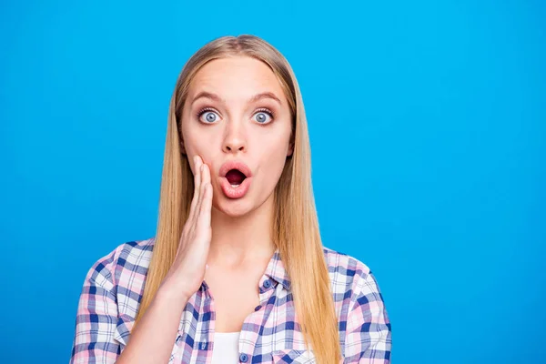 OMG překvapená tvář krásná plavovláska v košili, s širokým — Stock fotografie