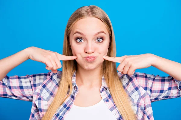 Porträt eines flippigen und verrückten Mädchens im Hemd, das in die Kamera blickt — Stockfoto