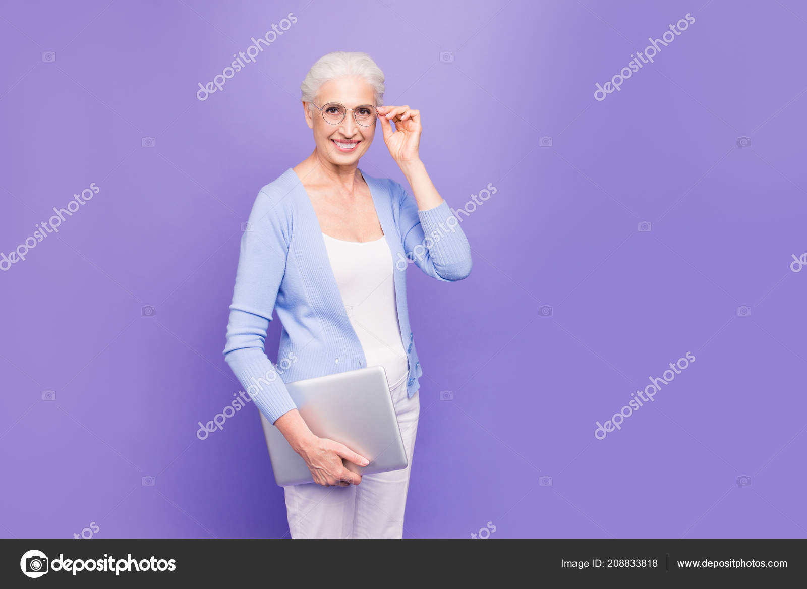 Mamie Moderne Belle Belle Aux Cheveux Gris Vieille Dame