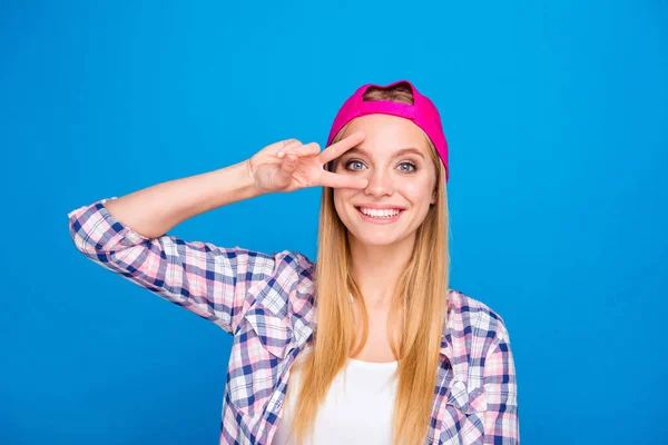 Schattige blonde meisje in roze hoofddeksels met lange haren glimlachend op — Stockfoto