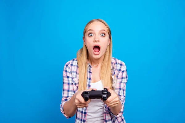 Close up de mulher loira chocada e atraente segurando joystick — Fotografia de Stock