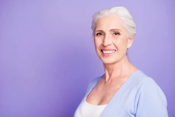 Güzel güzel neşeli gülümseyen gri saçlı yaşlı kadın portresi — Stok fotoğraf