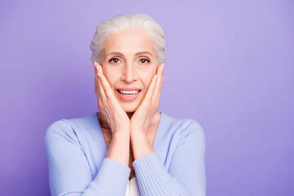 Retrato de pelo gris viejo bonito hermoso asombrado sonriente sorprendido — Foto de Stock