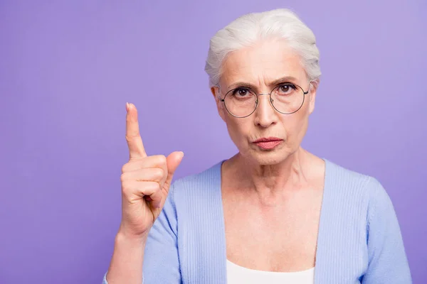 Retrato de cabelos grisalhos velha estrita mulher usando óculos pointin — Fotografia de Stock