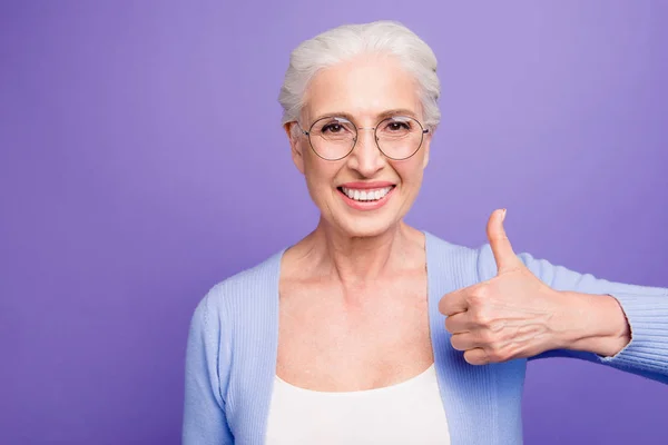 Portrait of grey haired old smiling confident woman wearing glas — Stock Photo, Image