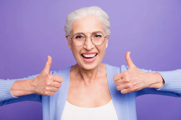 Avó recomenda Retrato de bela agradável feliz de cabelos grisalhos — Fotografia de Stock