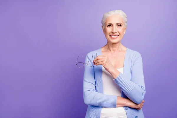 Oma adviseert mooi mooi grijs-haired lachende oude dame busi — Stockfoto