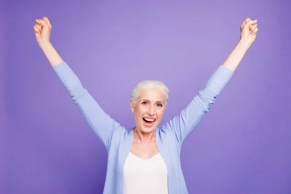 Retrato de cabelos grisalhos velha mulher feliz vestindo casual, levantando — Fotografia de Stock