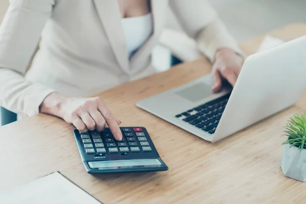 Old lady boss accountant typing on netbook, calculating finance, — Stock Photo, Image