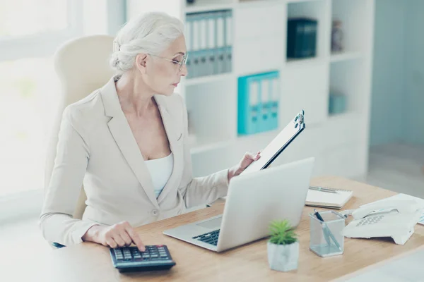 Gray-haired beautiful stylish professional account manager old l — Stock Photo, Image