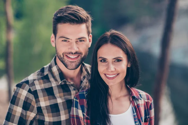 Retrato de belo casal, cônjuges vestindo casuais xadrez — Fotografia de Stock